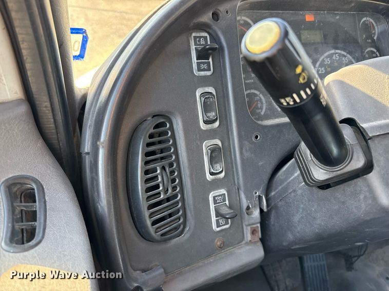 image for item DO2585 2009 Freightliner Business Class M2 truck cab and chassis