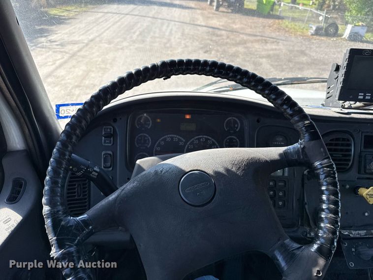 image for item DO2585 2009 Freightliner Business Class M2 truck cab and chassis