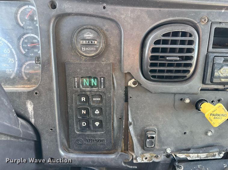 image for item DO2585 2009 Freightliner Business Class M2 truck cab and chassis