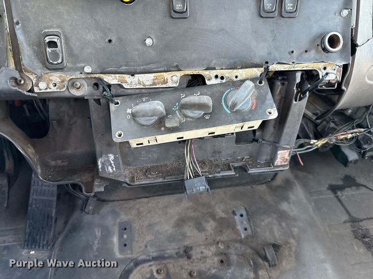 image for item DO2585 2009 Freightliner Business Class M2 truck cab and chassis