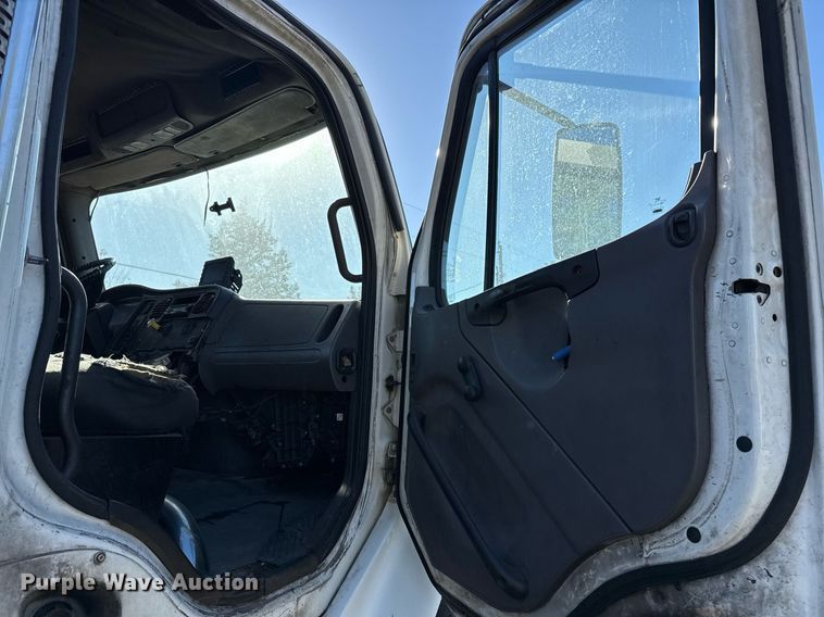 image for item DO2585 2009 Freightliner Business Class M2 truck cab and chassis