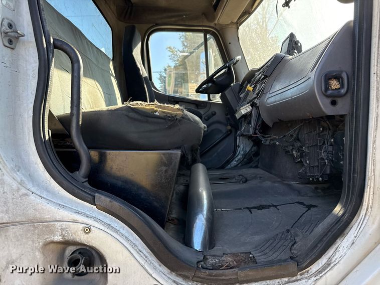 image for item DO2585 2009 Freightliner Business Class M2 truck cab and chassis