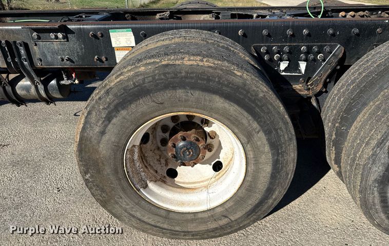 image for item DO2585 2009 Freightliner Business Class M2 truck cab and chassis