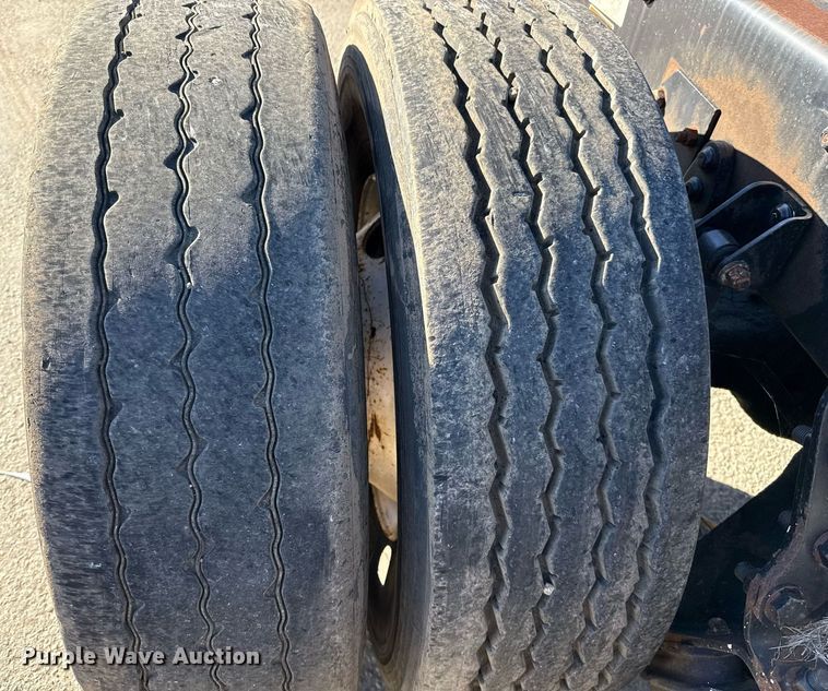 image for item DO2585 2009 Freightliner Business Class M2 truck cab and chassis