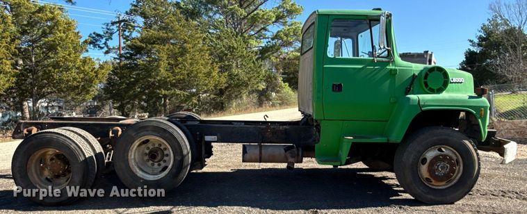 image for item DO2586 1995 Ford L8000 truck cab and chassis