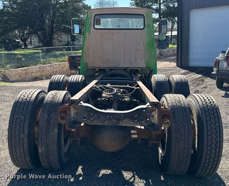 image for item DO2586 1995 Ford L8000 truck cab and chassis