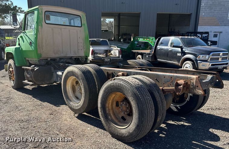 image for item DO2586 1995 Ford L8000 truck cab and chassis