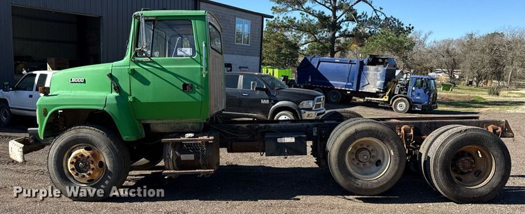 image for item DO2586 1995 Ford L8000 truck cab and chassis