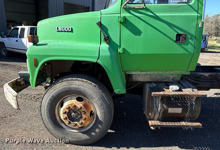 image for item DO2586 1995 Ford L8000 truck cab and chassis