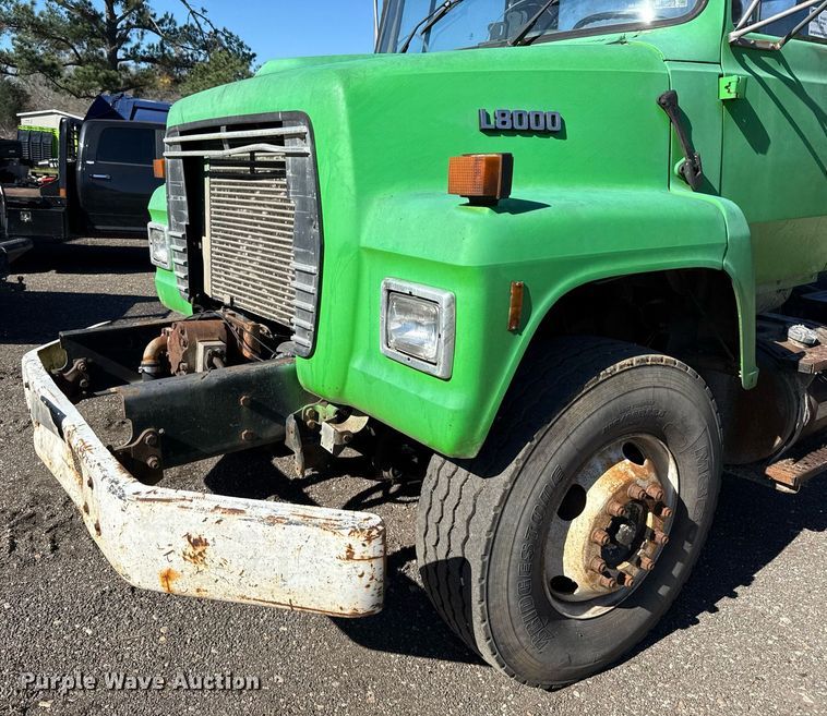 image for item DO2586 1995 Ford L8000 truck cab and chassis