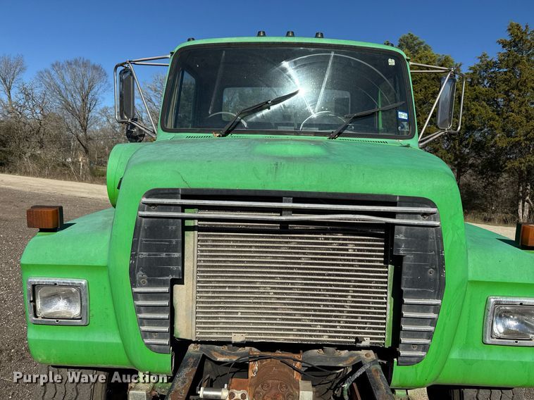 image for item DO2586 1995 Ford L8000 truck cab and chassis