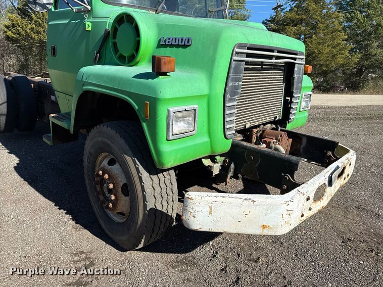 image for item DO2586 1995 Ford L8000 truck cab and chassis