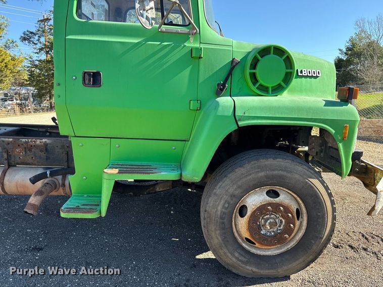 image for item DO2586 1995 Ford L8000 truck cab and chassis