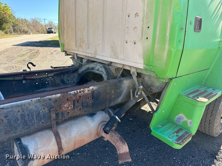 image for item DO2586 1995 Ford L8000 truck cab and chassis