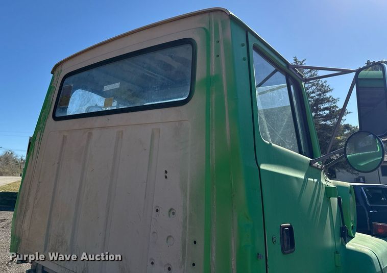 image for item DO2586 1995 Ford L8000 truck cab and chassis