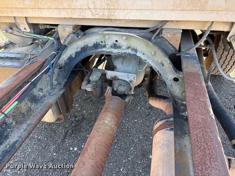 image for item DO2586 1995 Ford L8000 truck cab and chassis