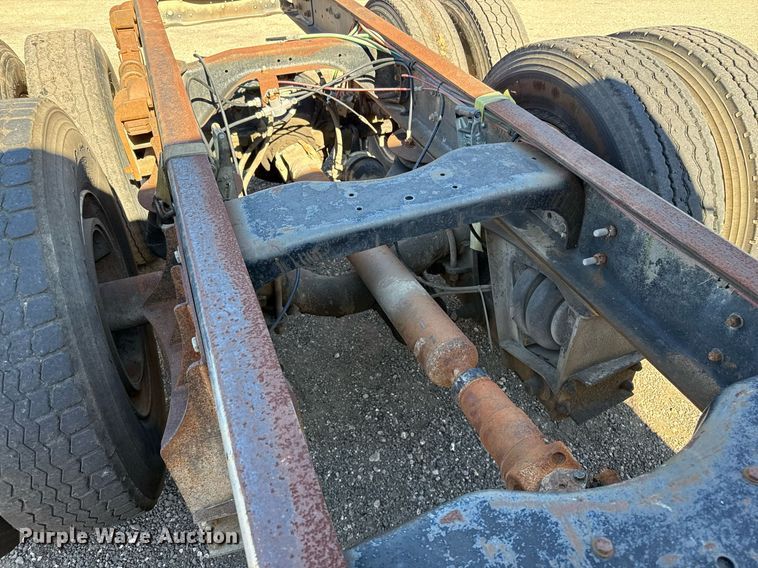 image for item DO2586 1995 Ford L8000 truck cab and chassis