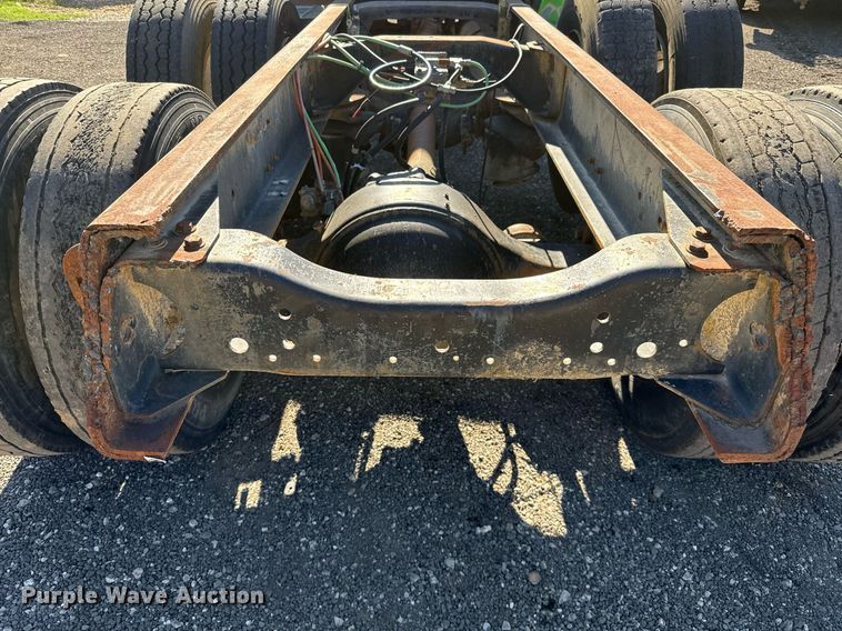 image for item DO2586 1995 Ford L8000 truck cab and chassis