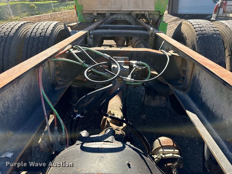 image for item DO2586 1995 Ford L8000 truck cab and chassis