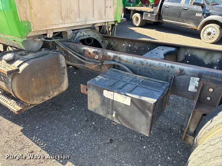 image for item DO2586 1995 Ford L8000 truck cab and chassis