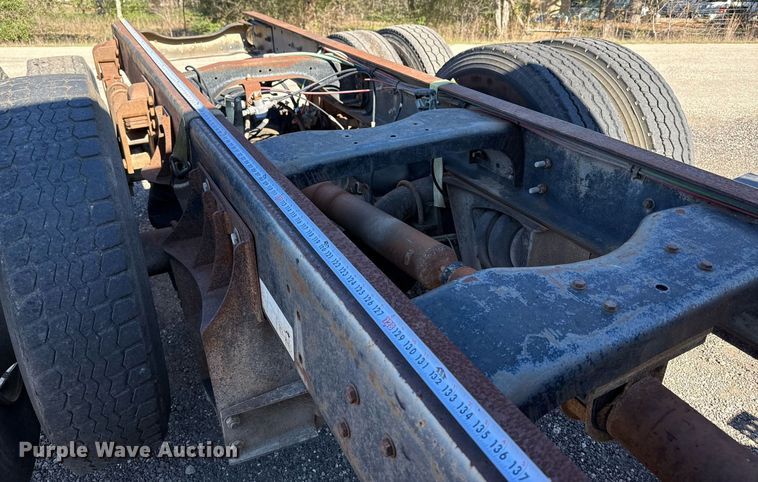 image for item DO2586 1995 Ford L8000 truck cab and chassis