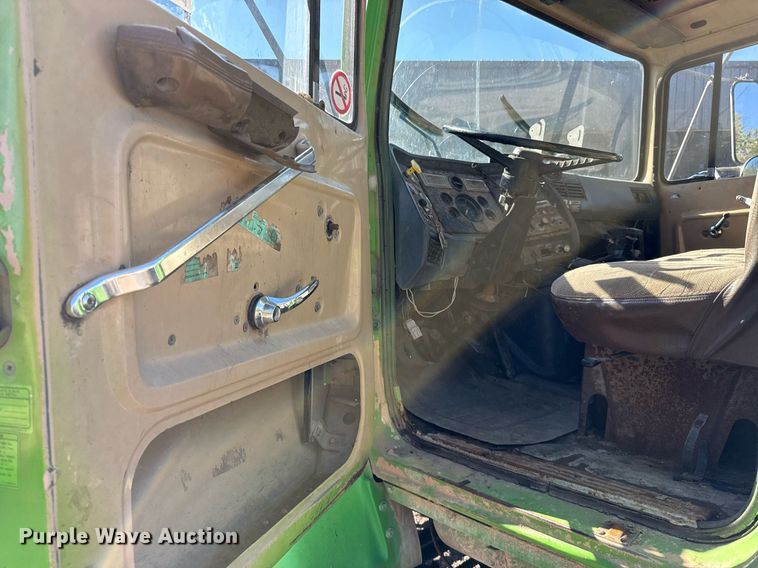 image for item DO2586 1995 Ford L8000 truck cab and chassis