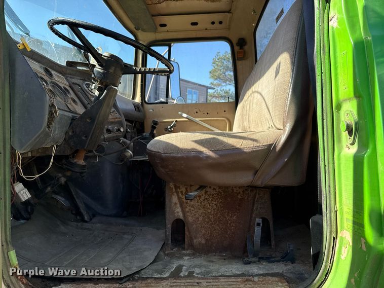 image for item DO2586 1995 Ford L8000 truck cab and chassis