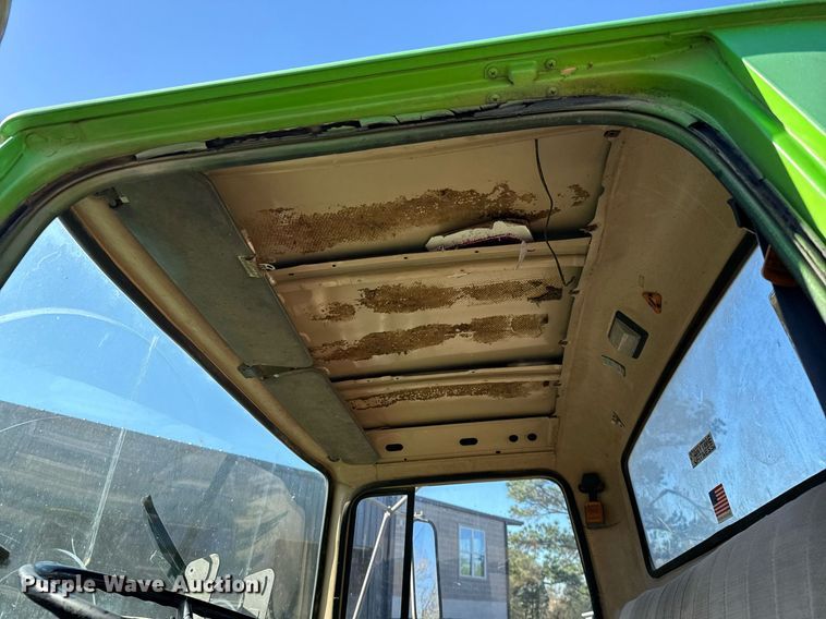 image for item DO2586 1995 Ford L8000 truck cab and chassis