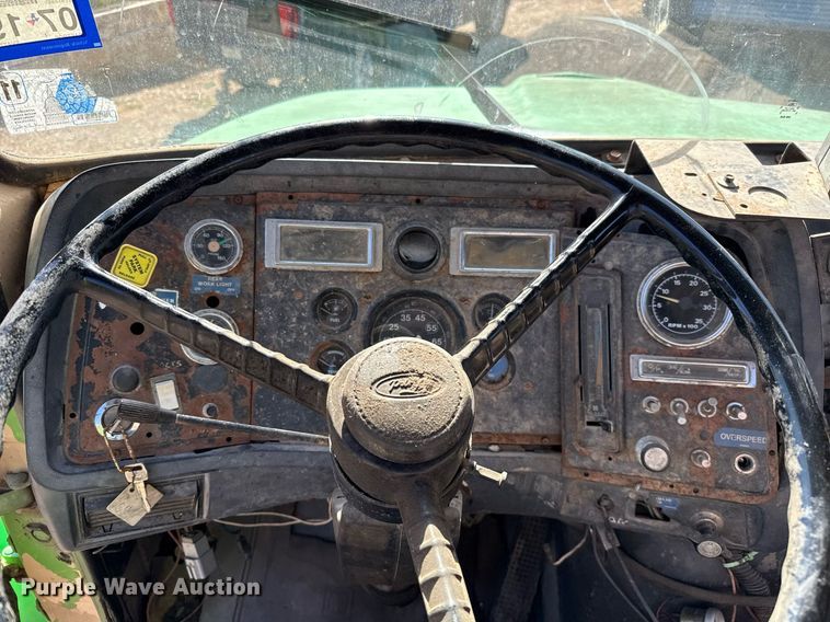 image for item DO2586 1995 Ford L8000 truck cab and chassis