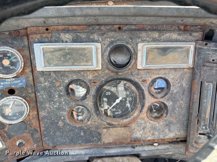 image for item DO2586 1995 Ford L8000 truck cab and chassis