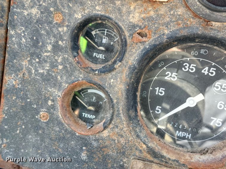 image for item DO2586 1995 Ford L8000 truck cab and chassis