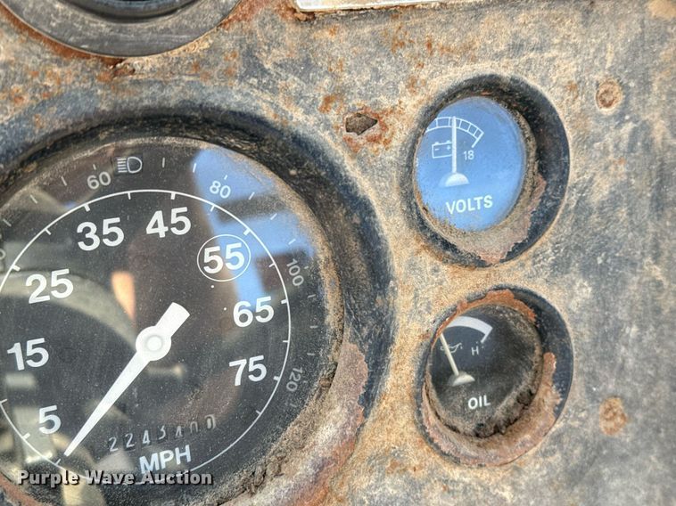 image for item DO2586 1995 Ford L8000 truck cab and chassis