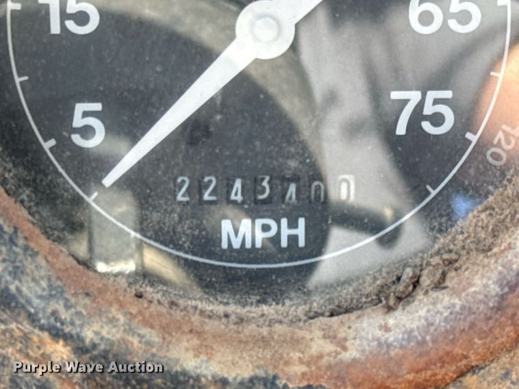 image for item DO2586 1995 Ford L8000 truck cab and chassis