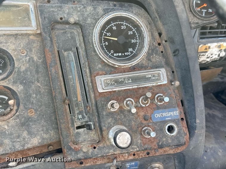 image for item DO2586 1995 Ford L8000 truck cab and chassis