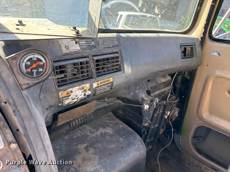 image for item DO2586 1995 Ford L8000 truck cab and chassis