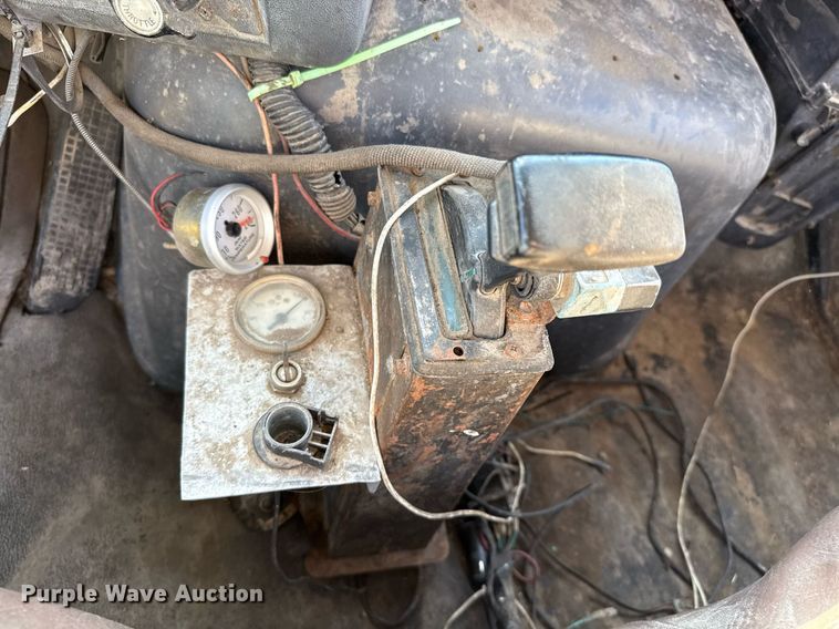 image for item DO2586 1995 Ford L8000 truck cab and chassis