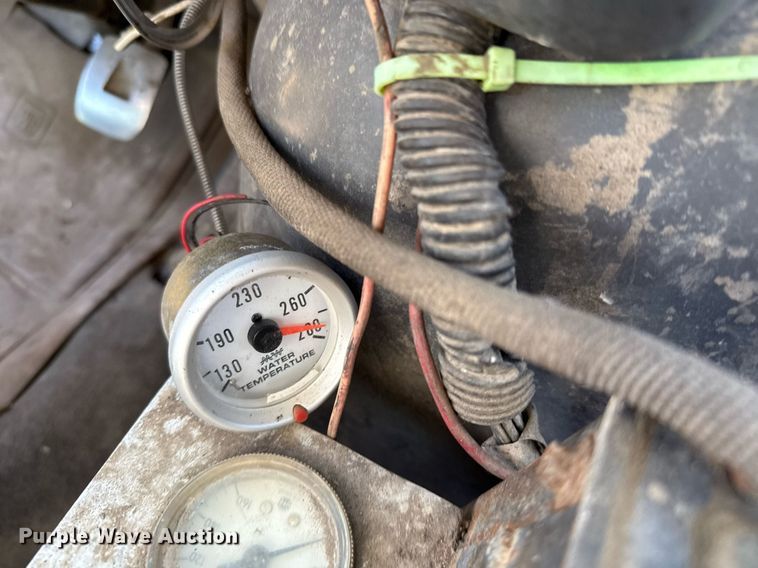 image for item DO2586 1995 Ford L8000 truck cab and chassis