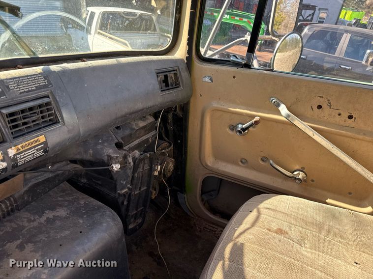 image for item DO2586 1995 Ford L8000 truck cab and chassis