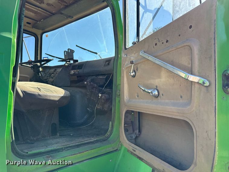 image for item DO2586 1995 Ford L8000 truck cab and chassis