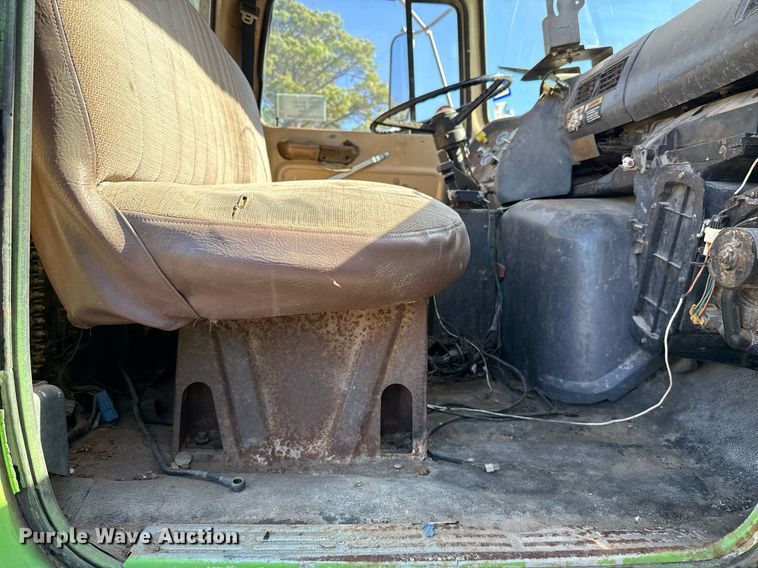 image for item DO2586 1995 Ford L8000 truck cab and chassis