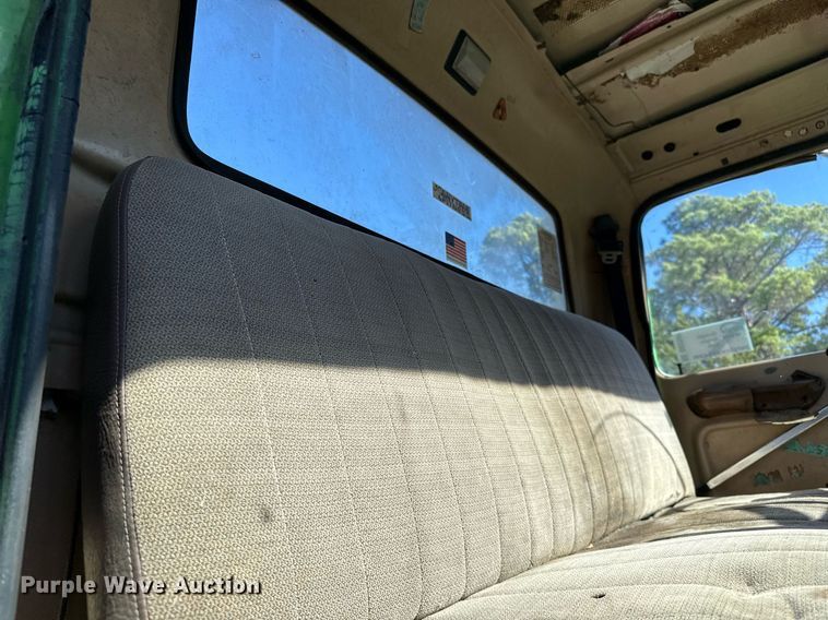 image for item DO2586 1995 Ford L8000 truck cab and chassis