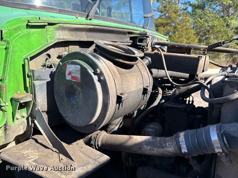 image for item DO2586 1995 Ford L8000 truck cab and chassis