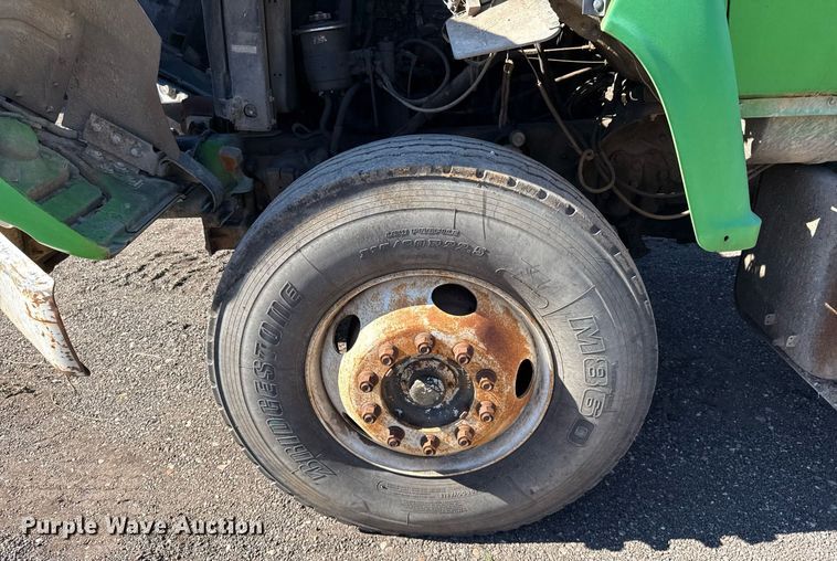 image for item DO2586 1995 Ford L8000 truck cab and chassis