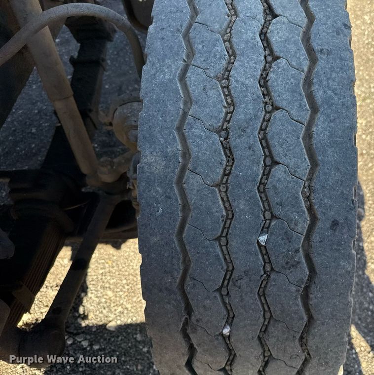 image for item DO2586 1995 Ford L8000 truck cab and chassis