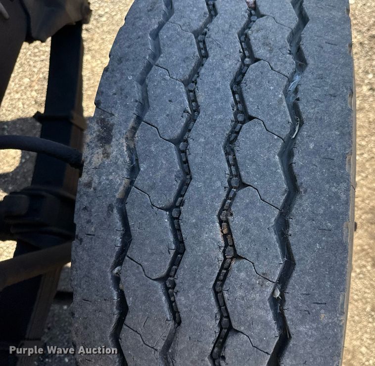 image for item DO2586 1995 Ford L8000 truck cab and chassis