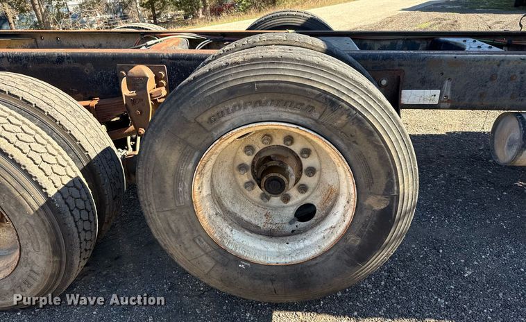 image for item DO2586 1995 Ford L8000 truck cab and chassis