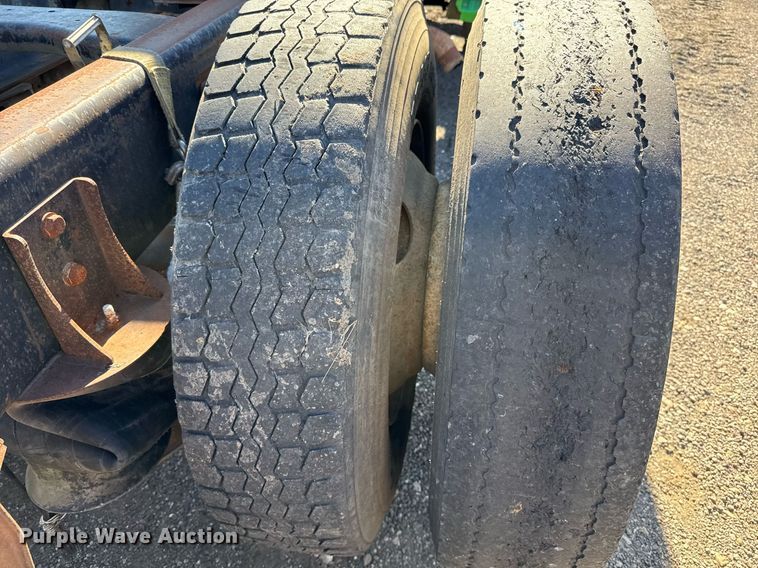 image for item DO2586 1995 Ford L8000 truck cab and chassis