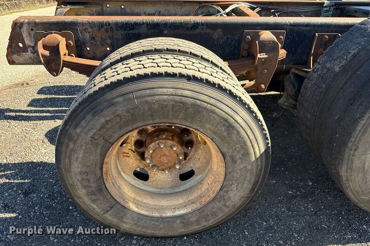 image for item DO2586 1995 Ford L8000 truck cab and chassis