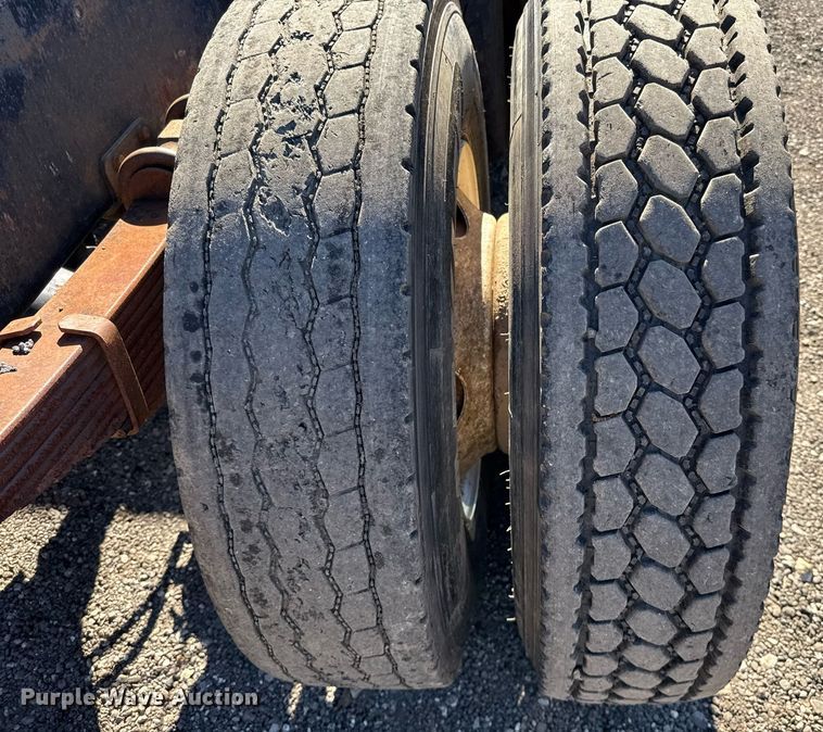 image for item DO2586 1995 Ford L8000 truck cab and chassis