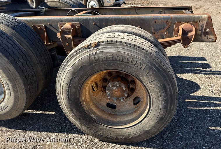 image for item DO2586 1995 Ford L8000 truck cab and chassis